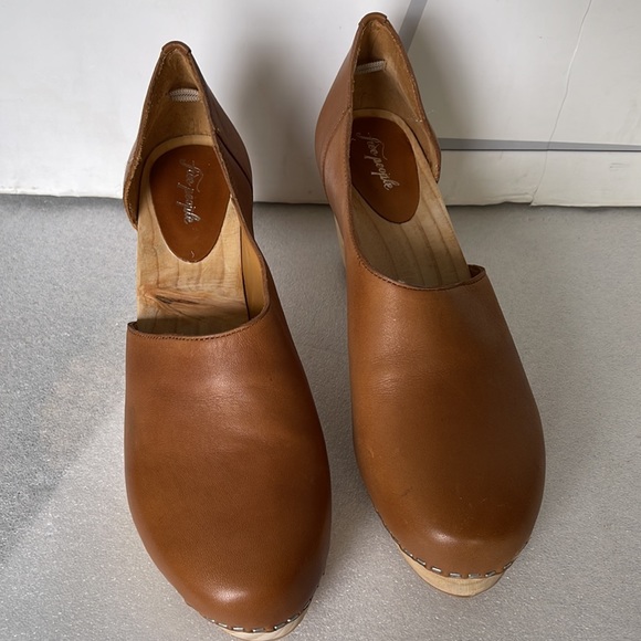 Free People Monroe Luggage Brown Cut Out Side Wood Heels Women’s Clogs Size: 38 - Picture 10 of 15